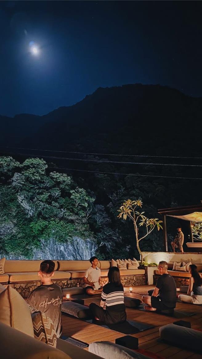 「月光身心靈之夜」訂在10月6日登場，由駐村瑜伽老師帶領房客在月光灑落下伸展身心，享受一場與大自然共同呼吸的靜心之旅。（圖／太魯閣晶英酒店）