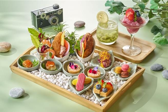 福容台北一館大廳酒吧推出全新「午後花園」雙人下午茶，售價1380元加1成，中秋連假期間再享免費升級季節飲品。（圖／福容大飯店）