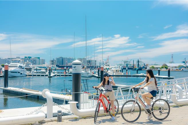 雙人入住福容大飯店高雄店「低碳輕旅行專案」，加贈電輔車騎乘2小時、面膜與收納包，專案售價4399元起。（圖／福容大飯店）