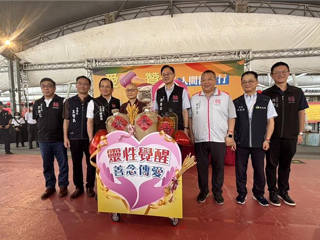 灵鹫山第32届水陆法会16日举办「爱心赞普」捐赠典礼，共募集白米49903斤，食用油3120瓶，桃园市长张善政（右三）亲至现场致赠感谢状。（姜霏摄）