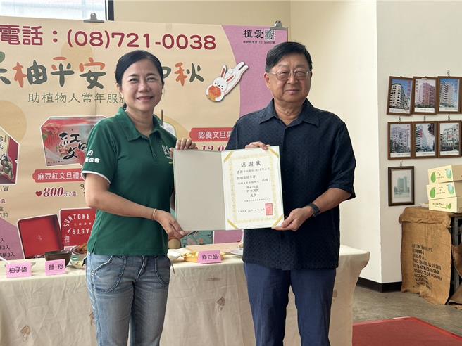創世屏東院今年中秋文旦義賣活動受大環境影響，預購數量比去年減少5成，在地業者中洲建設董事長黃啟倫聞訊後，16日認購600盒、3000斤，拋磚引玉。（謝佳潾攝）