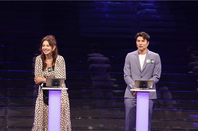 林叶亭（左）、凤小岳（右）上公视《哈！真相大白了》。（公视提供）