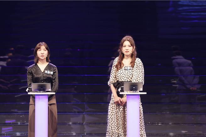 林叶亭（右）、高隽雅（左）同台答题。（公视提供）