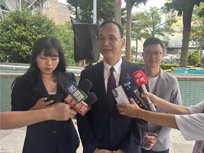 「淡江大橋」16日舉辦合龍典禮，賴清德總統出席見證，不過現場卻出現「歡迎最親民的賴總統視察」紅布條，遭國民黨主席朱立倫痛批「台灣並非獨裁國家」，民眾不會歡迎這樣的布條。（姜霏攝）