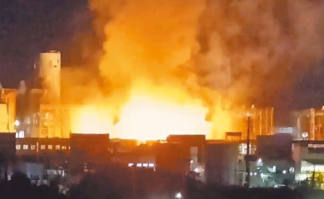 高雄市永安区兴达火力发电厂9日晚间传出爆炸意外(图)。加上林口燃煤2号机15日故障，全台供电陷入吃紧。（民眾提供）