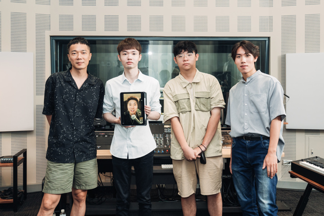 跨年煙火音樂計畫總製作人盧律銘與入選者張富隆、（視訊）詹維全、林樺霖、賴慕恩。（圖／北流提供）