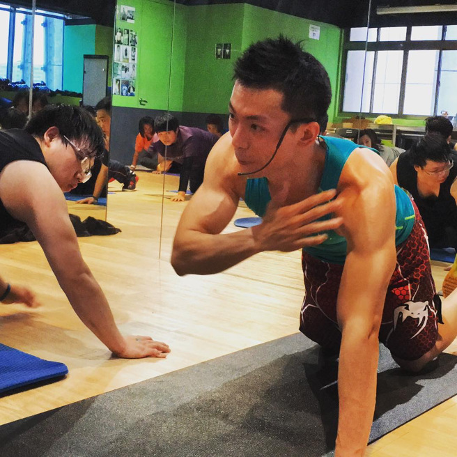 教练詹彦锋首度将体适能专业带入日月潭万人泳渡活动。（埔里奇幻旅程学校提供）