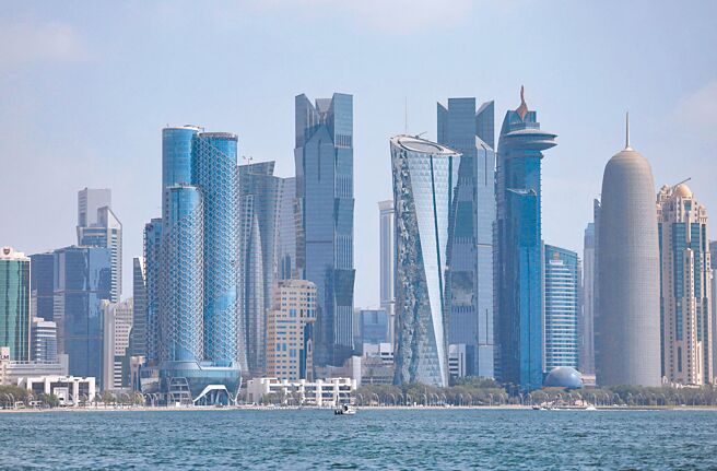 由於以色列9日對卡達首都杜哈發動針對哈瑪斯高層的空襲，阿拉伯聯盟與伊斯蘭合作組織15日會議中強烈譴責，警告以色列行動威脅和平與正常化前景，並醞釀成立「阿拉伯版北約」，建立跨國軍事聯盟。（路透）