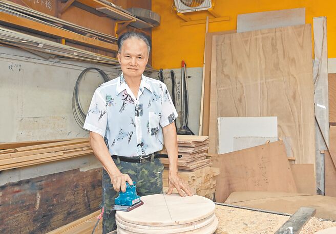 资深制景师叶辉龙在电视制景工作默默付出，参与制作的节目超过百部。（台视提供）