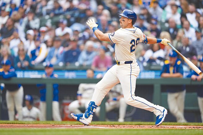 罗雷15日用左打敲出本季第54轰，追平米奇曼托高挂64年纪录。（美联社）