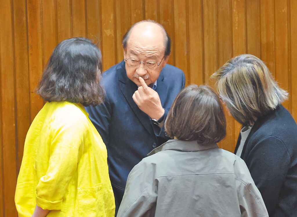 圖為柯建銘與黨團幹部。資料照片