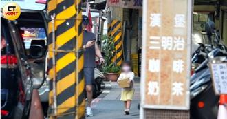 直擊》范姜彥豐帶愛女看診　突冒女伴同行照料一路到家