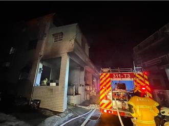 東石民宅凌晨大火  勇消衝火場救出6人  8人逃生受傷送醫