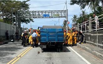 花蓮小貨車追撞前車「車頭壓扁」 駕駛、副駕受困獲救