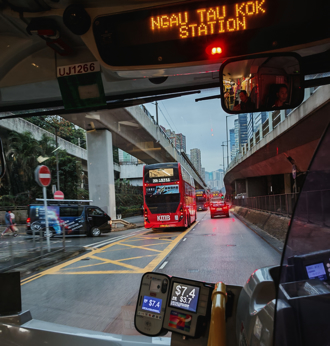 生死一瞬間！香港巴士司機遭2米鐵管「直插胸口」  貫穿畫面曝光