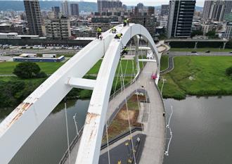 高空「蜘蛛人」改善新月橋銲道 工程預計30工作天
