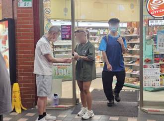 獨家》西門町「發票伯」站店外狂要！口袋塞滿戰績驚呆了