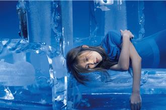 白安躺冰塊拍封面冷到發抖 　險滑倒自嘲像市場的「魚」
