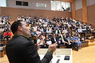 缔结姊妹市30年 澳洲洛根市长来桃演讲