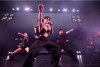 凱爾性感馬甲大秀冰塊肌 火熱貼臉征服粉絲爸爸嗨翻