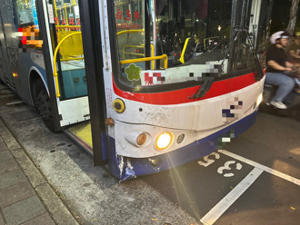 快訊》士林公車突失控衝撞「1汽車9機車」 現場一片狼藉