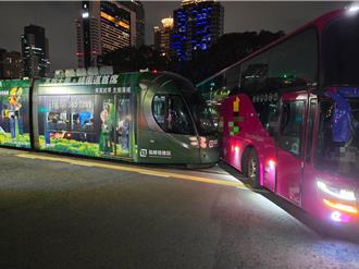 又撞了！遊覽車轉彎遭輕軌攔腰撞上　現場畫面曝