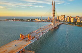 淡江大橋合龍 馬屁紅布條挨轟