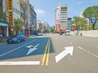 鹽埕大仁路標線 遭質疑畫反