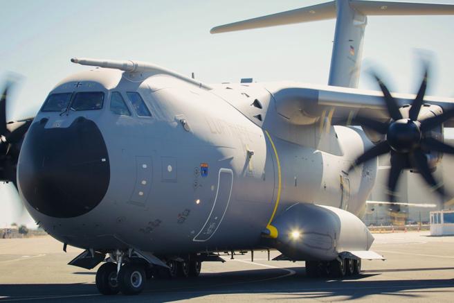 DIRCM安裝於A400M機身兩側前部艙門右後方等位置，可提供良好防護能量。（取自空巴防務「X」帳號）