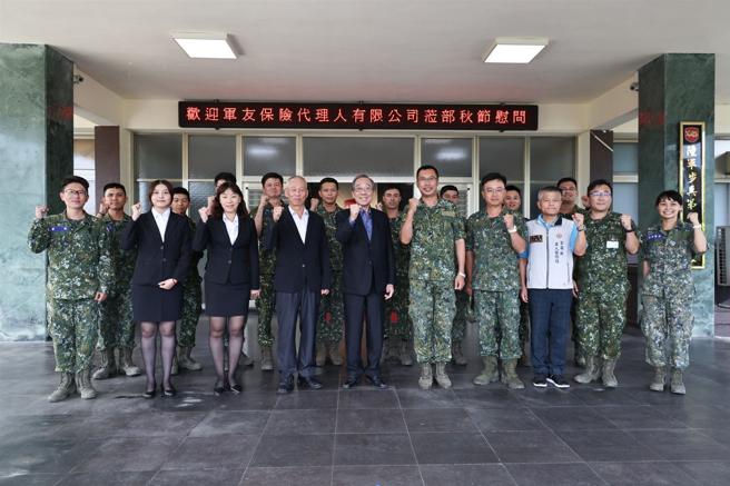 军友保代敬军团昨日慰访陆军153旅，向全年无休、兢兢业业执行本务工作的国军官兵，表达敬意和谢忱。（记者黄德洁摄）
