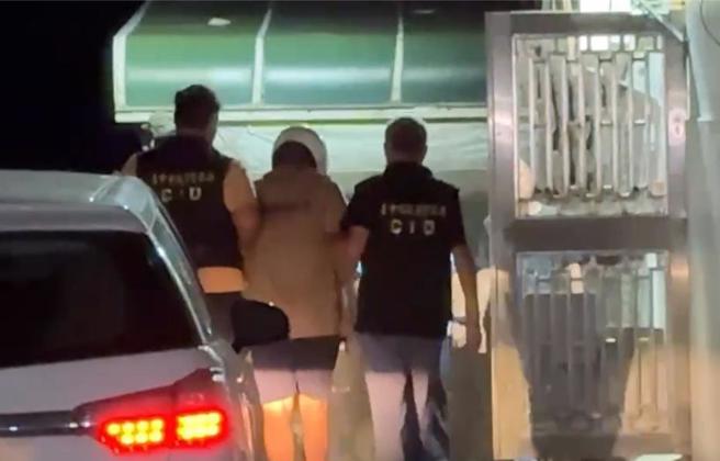 警方将骆男（中）带回侦讯。（民眾提供）
