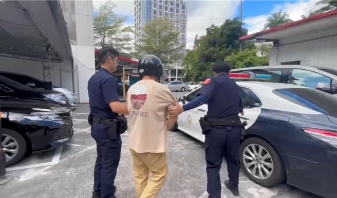 毒品通缉犯简姓男子（中）拒捕逃逸，宜兰警方组成专案小组今展开缉捕行动，顺利逮捕简男，全案依毒品、妨害公务等罪嫌送办。（警方提供）