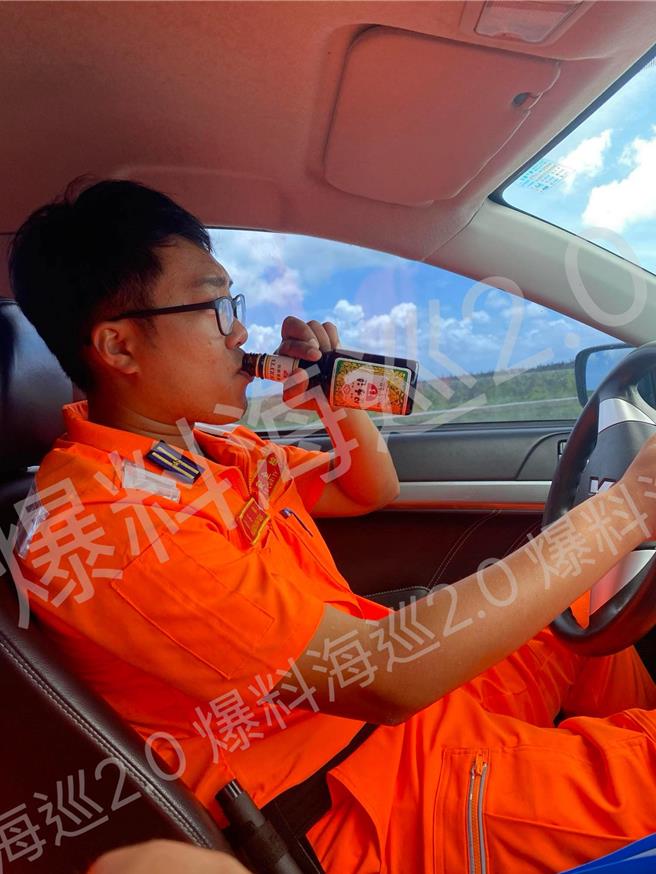 2025年9月17日澎湖县／「爆料海巡2.0」脸书专页指控黄姓上尉排长在驾驶座上喝保力达，但岸巡根据照片中制服阶级指出，并非现行上尉官阶，并指这是2020年前的行为，当时也已惩处。（翻摄「爆料海巡2.0」脸书专页／许逸民澎湖传真）