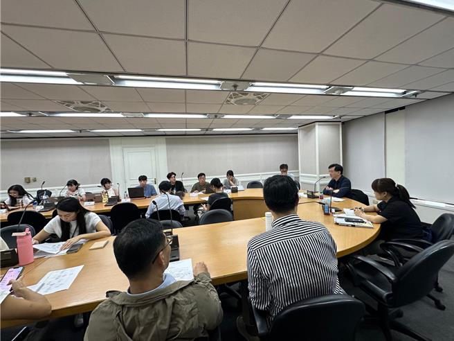 内政部16日邀集多个青年团体及学生代表座谈，倾听青年族群的实际需求，以广纳更多意见。（内政部提供／王千豪台北传真）