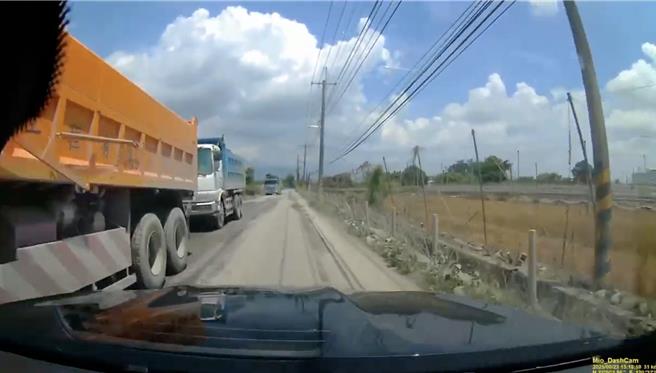 供今年6、7月在美浓大峡谷新吉洋段案场内，好几部怪手狂挖农地良土，一整排砂石车等将土方载运，却未见任何执法单位。（柯志恩办公室提供）