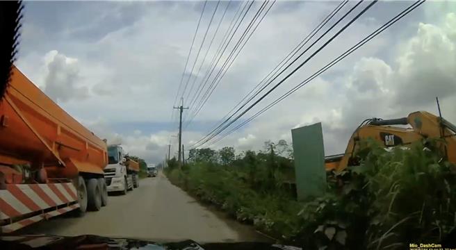 供今年6、7月在美浓大峡谷新吉洋段案场内，好几部怪手狂挖农地良土，一整排砂石车等将土方载运，却未见任何执法单位。（柯志恩办公室提供）