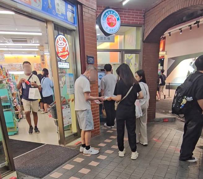 有顧客主動將發票遞給「發票伯」(圖左)。(照片/記者游定剛拍攝)