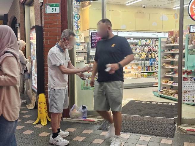 「發票伯」固定「週出勤」5天，每晚從6點站到11點，平均可收集逾百張發票，(照片/記者游定剛拍攝)