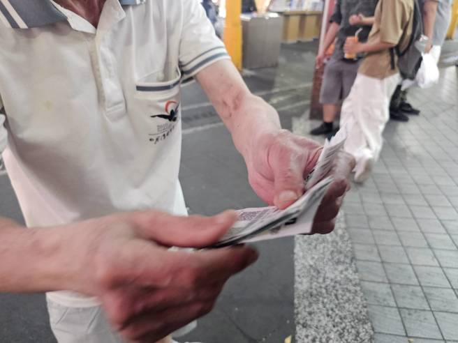 74歲「發票伯」分享當晚戰績目測有百張發票。(照片/記者游定剛拍攝)