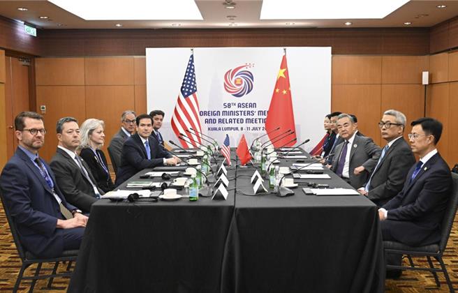 中国外交部长王毅今年7月11日在吉隆坡，会见美国国务卿卢比欧。（摘自新华社）