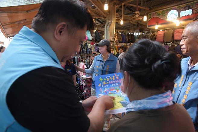 市场人员跟消费者活动办法，可送抵用券还可抽奖。（花莲市公所提供／王志伟花莲传真）
