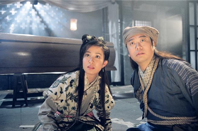 欧阳震华（右）与畲诗曼首次搭檔合作，逗趣互动广受观眾喜爱。（年代提供）