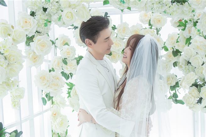 包偉銘與劉依純日前在台北重拍婚紗照。（翰森娛樂提供）