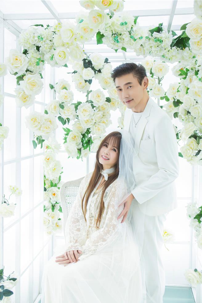 包偉銘與劉依純日前在台北重拍婚紗照。（翰森娛樂提供）
