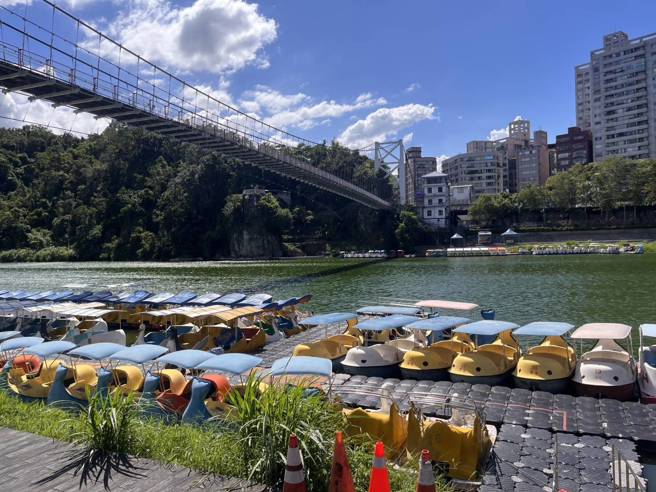 新店碧潭吊橋老翁落水無呼吸心跳警消急送醫- 社會- 中時新聞網