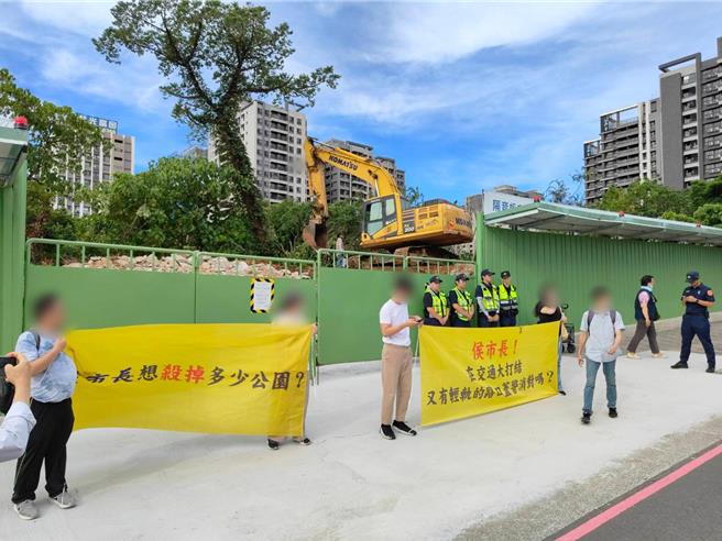 9月16日自救会于工区外举布条陈情。（淡水警分局提供）