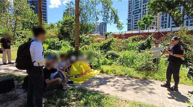 9月17日自救会擅自闯入工区静坐举布条抗议。（淡水警分局提供）