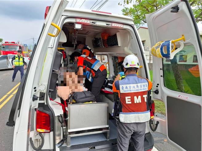 台南市东山区南314线（新东路）三荣里路段，今天下午发生2车对撞事故，造成1人命危、2人受伤。（读者提供／曹婷婷台南传真）