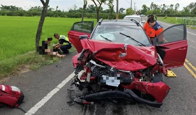 台南市东山区南314线（新东路）三荣里路段，今天下午发生2车对撞事故，车头严重凹陷。（读者提供／曹婷婷台南传真）