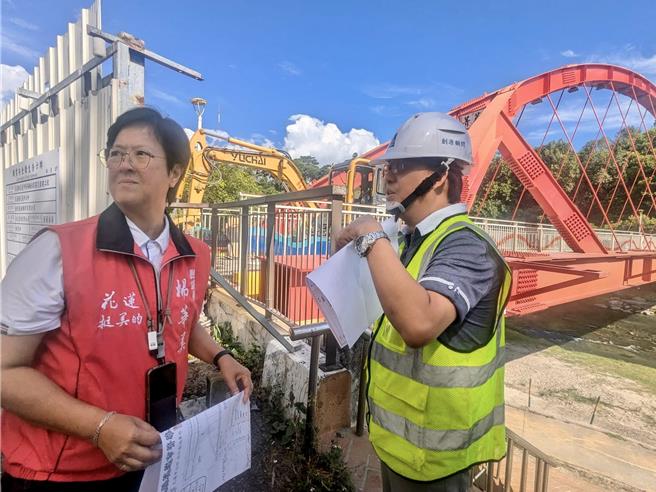 县议员杨华美邀花莲市公所会勘，菁华桥修復9月底可完工、10月通行。（ 县议员杨华美办公室提供／王志伟花莲传真）